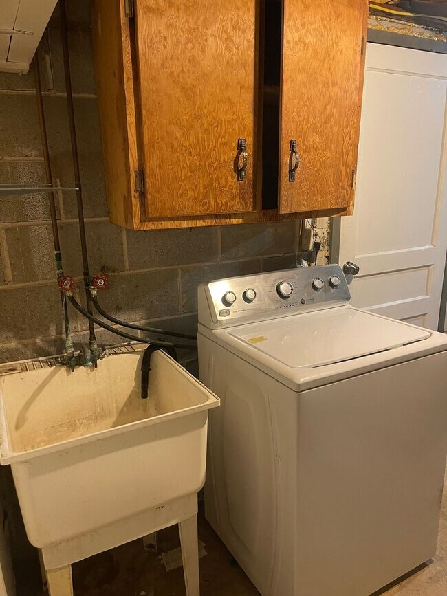 Building Photo - Alban Park Townhome