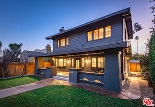 Building Photo - 2417 Walgrove Ave