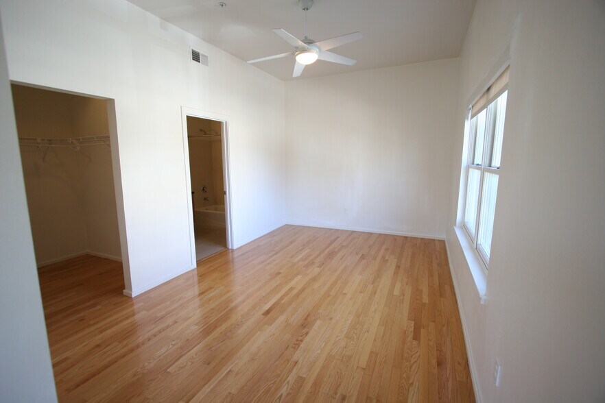 Building Photo - 400 Copper Ave NE