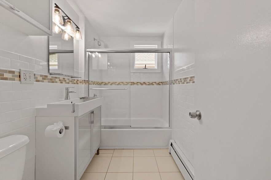 Bathroom - 16 Quincy St