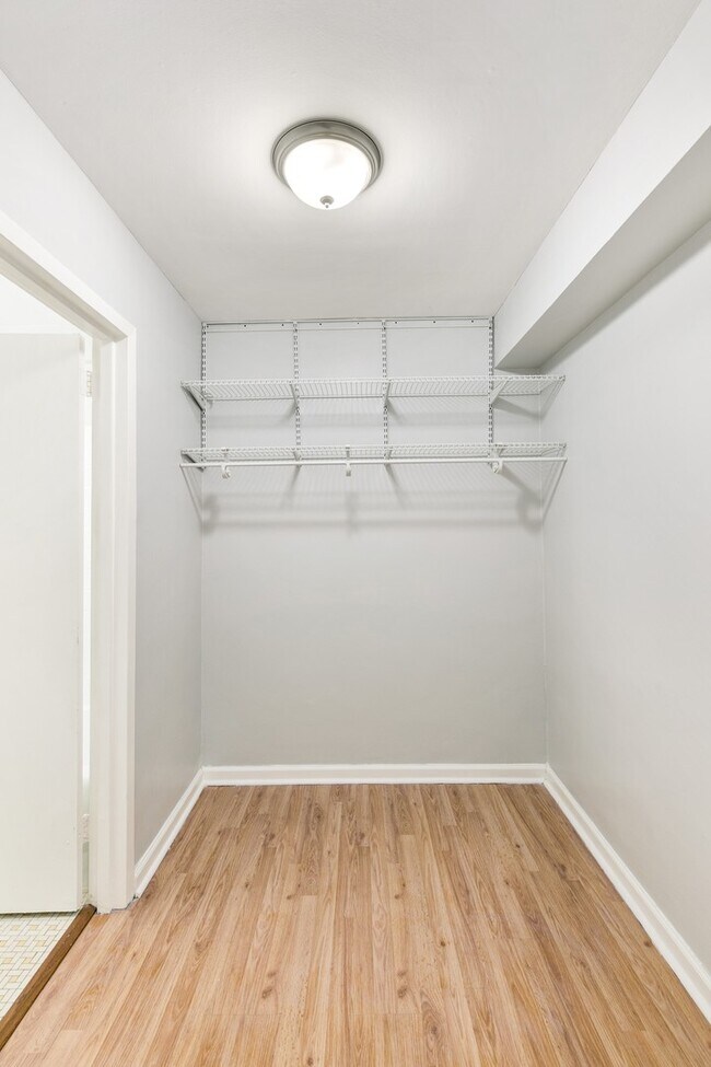 Building Photo - 5858 N Sheridan Rd