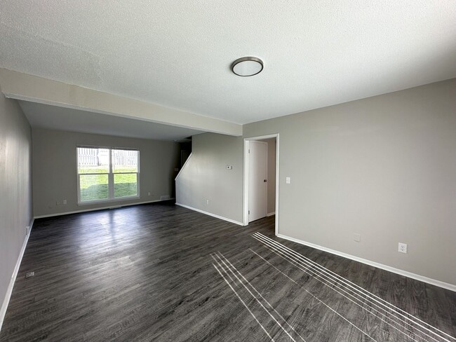 Building Photo - Spacious 2 Bed, 2 Bath Townhome in Overlan...