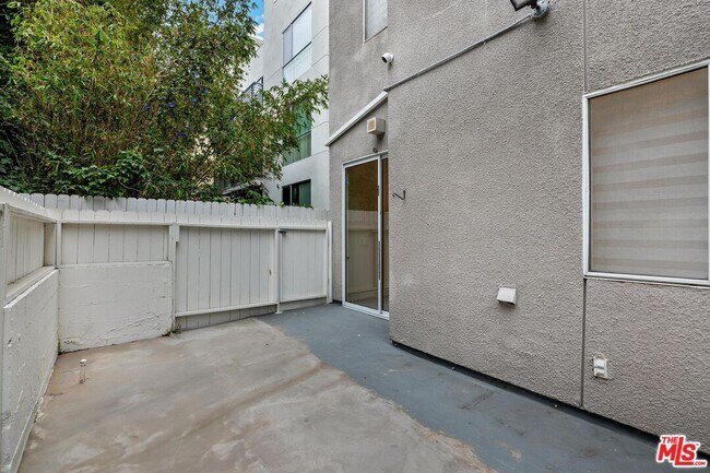 Building Photo - 1617 S Beverly Glen Blvd