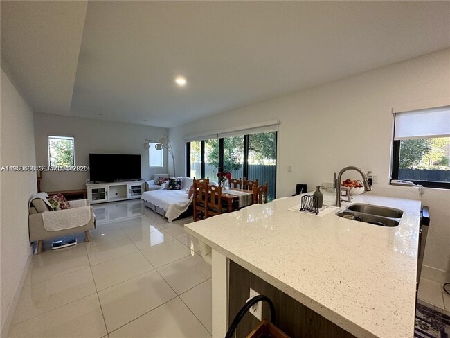 Building Photo - 306 NW 11th Ct