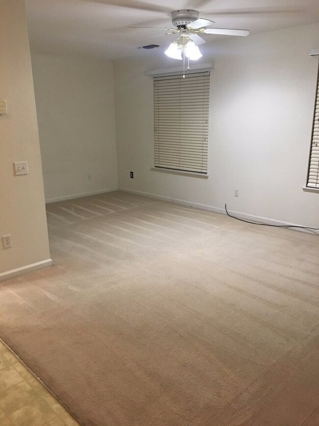 Building Photo - Rare Studio in North Turlock