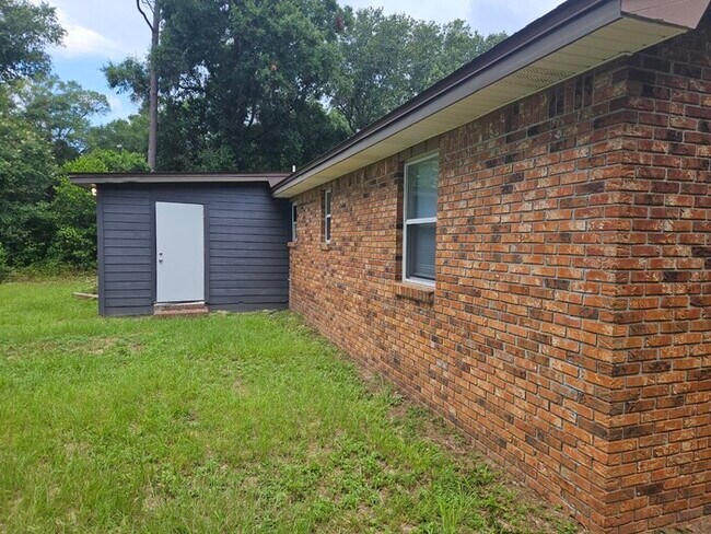 Building Photo - 4 bedroom newly remodeled Milton Home