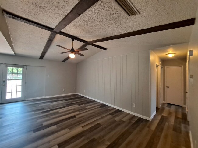 Building Photo - Move In Ready! 3 Bedrooms, 2 Bathrooms, 2 ...