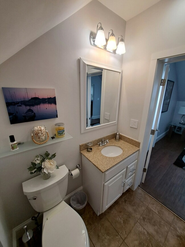 Building Photo - 14 Roy St