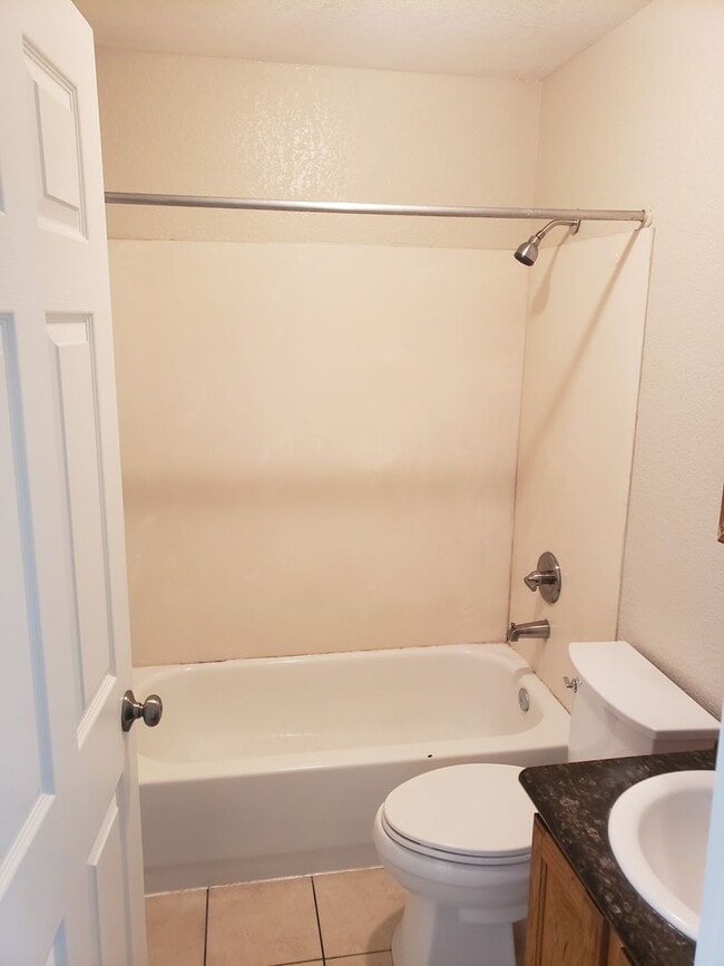 Building Photo - Great 3 Bedroom 2 Bath unit