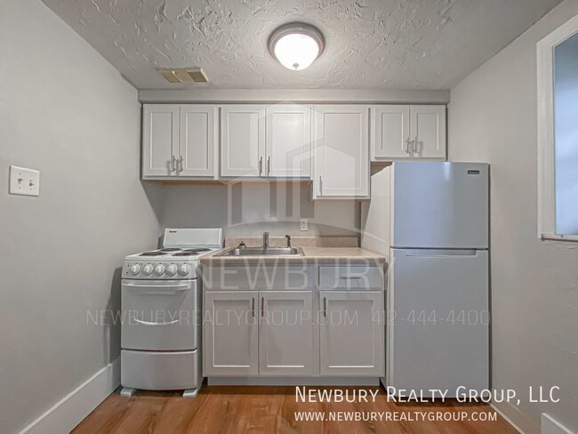 Building Photo - Modern Charm: Cozy 1-Bedroom Apartment wit...