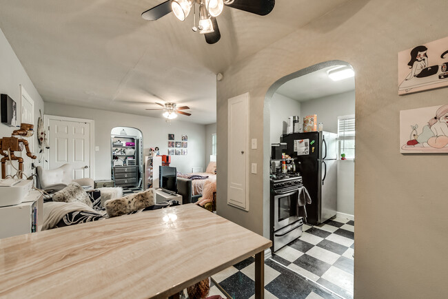 Building Photo - 4625 Junius St