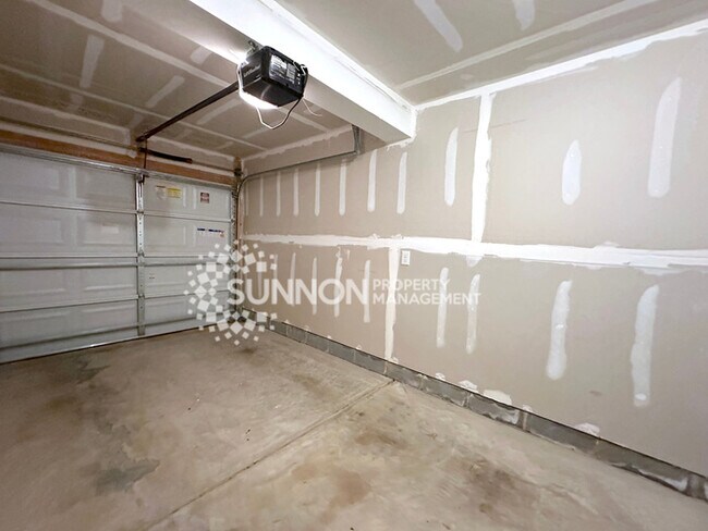 Building Photo - 3 Bedroom Townhome in Mountain Island