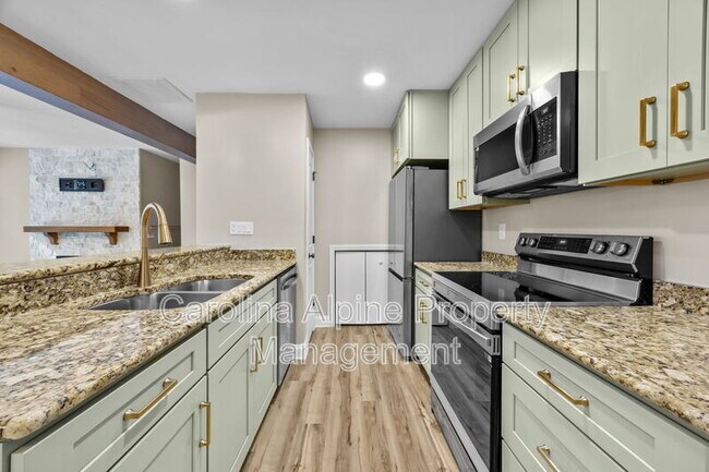 Building Photo - 425 W 8th St
