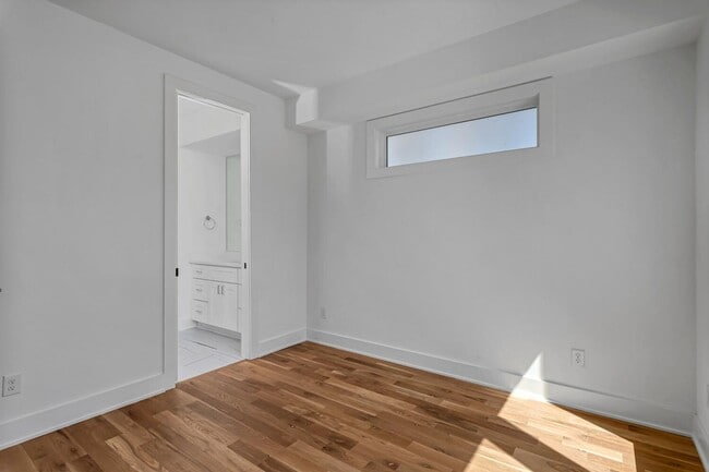 Building Photo - Stunning 4 Bedroom Home w/ Rooftop Deck Close to Downtown Nashville