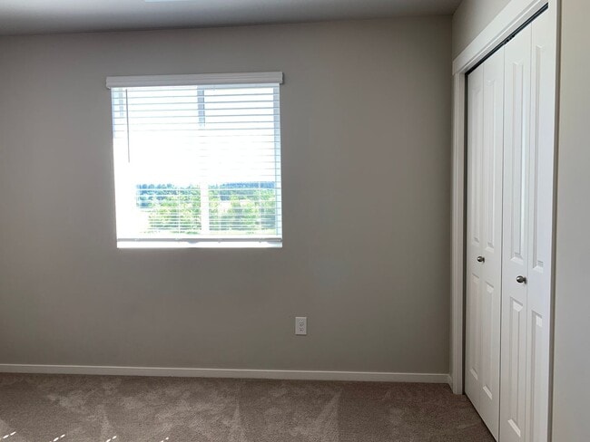 Building Photo - GORGEOUS 5BD, 3BA, 2-CAR GARAGE! AMENITIES...