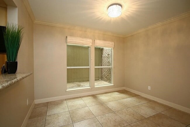 Building Photo - 5228 Woodlawn Pl