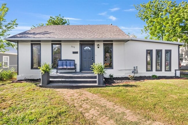 Primary Photo - 212 W Rosa St