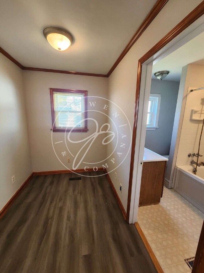 Building Photo - "Charming 2 possible 3-Bedroom Home on Uta...