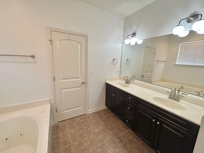 Building Photo - Beautiful 4 Bedroom 3 Bath Home in Lake Forest!