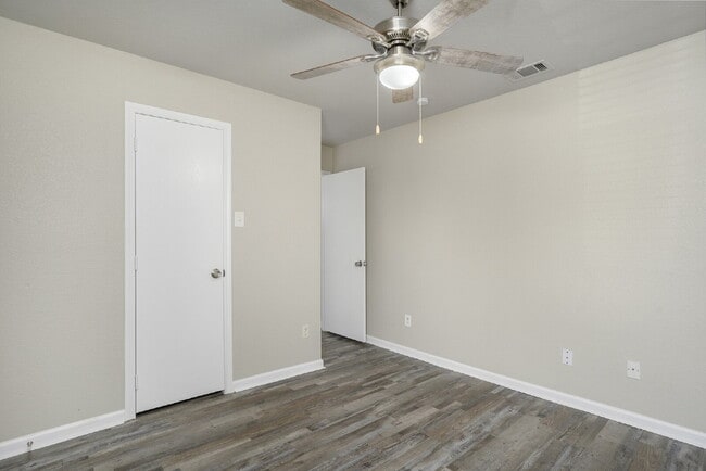 Building Photo - Great Location!