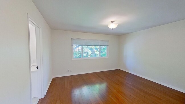 Building Photo - 2 Bed / 2 Bath Condo Uptown Santa Barbara