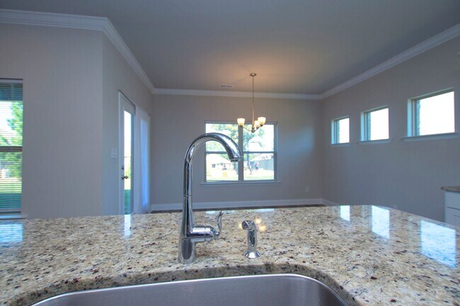 Building Photo - Move in special