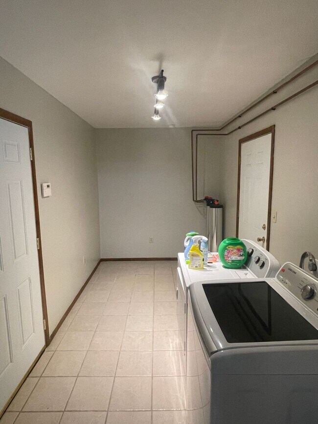 Building Photo - Available 7/25! If you are looking for a l...