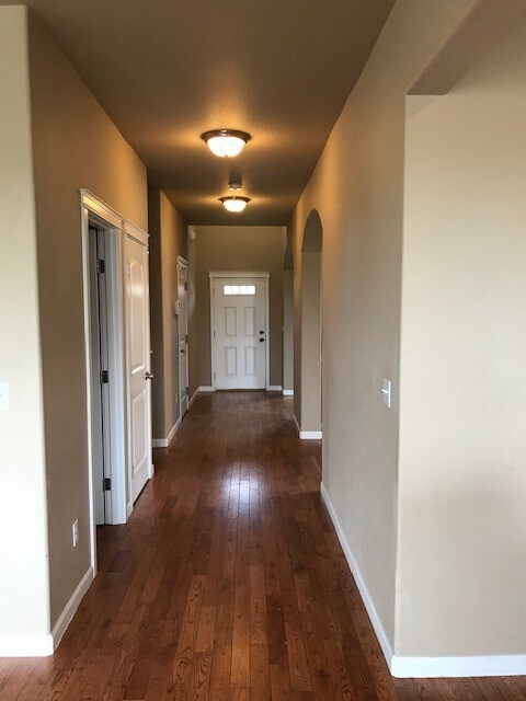Building Photo - Beautiful Spacious 4BD/2.5BA Home