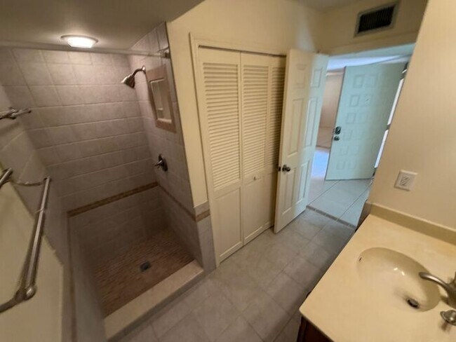 Building Photo - Spacious 2 Bedroom, 2 Bathroom Condo in Gated Lake Pineloch Village!