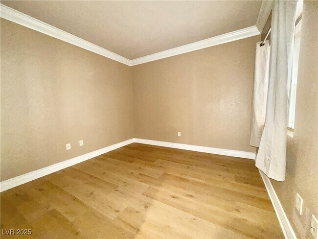 Building Photo - 220 E Flamingo Rd