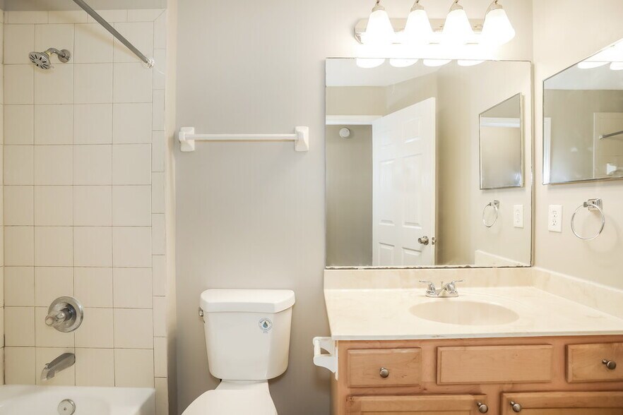 Building Photo - 952 Silver Spring Ct