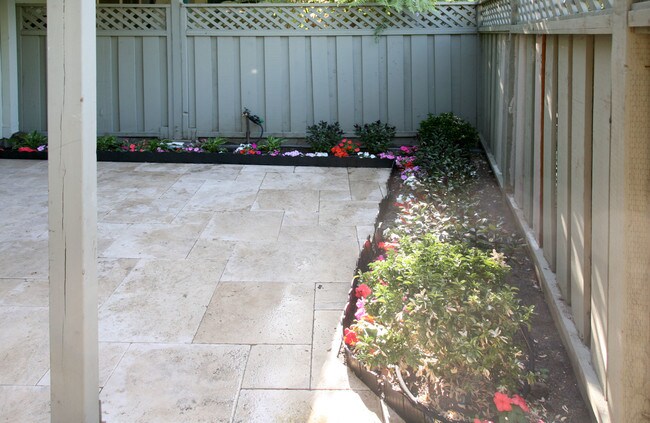 Building Photo - 278 Monroe Dr