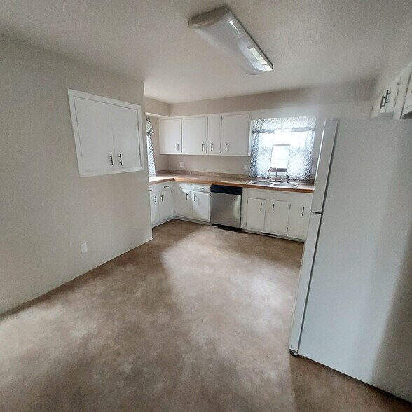 Big spacious kitchen - 704 Cedar St