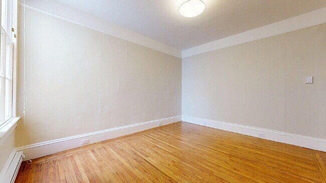 Building Photo - Convenient & Large 2BR/1BA Flat w/ In Unit Laundry & Dishwasher