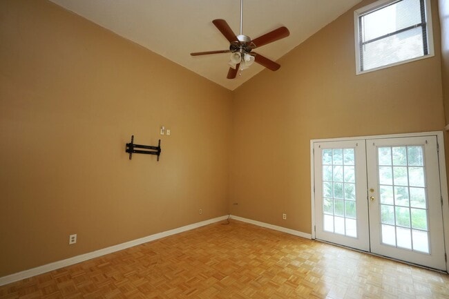 Building Photo - 5 Crestwood Cir