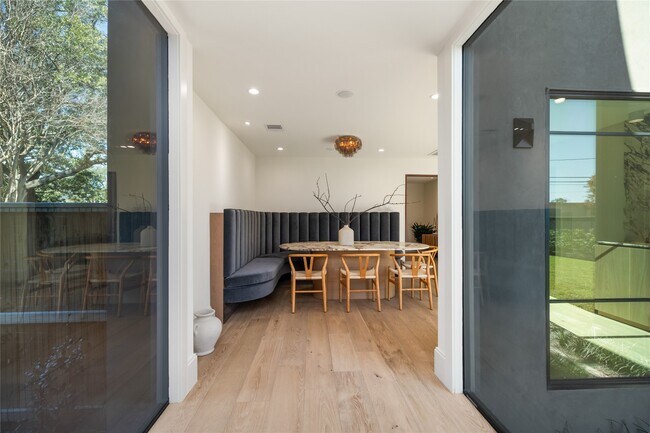 Building Photo - 419 W 30th St