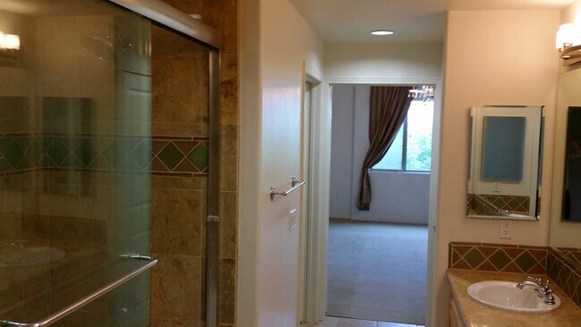 Building Photo - 931 E Walnut St