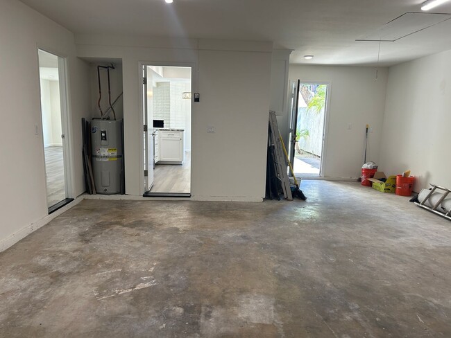 Building Photo - Spacious Newly Remodeled Townhome in Bonsa...
