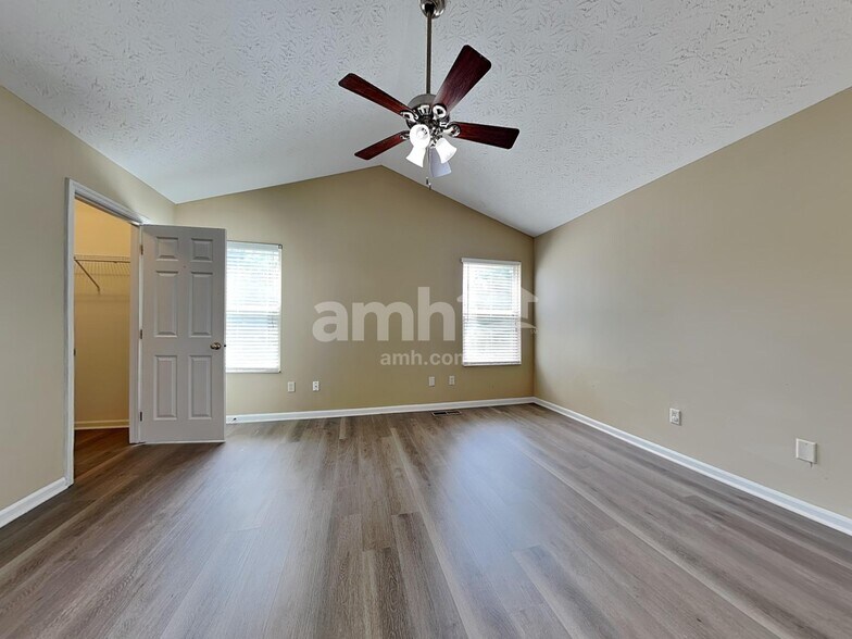 Building Photo - 161 Lakeview Dr