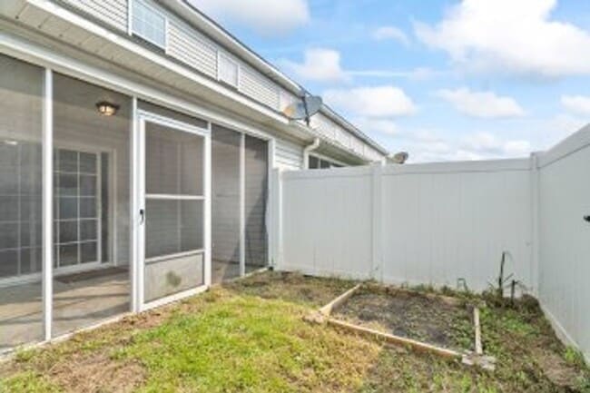 Building Photo - 2BR/2.5BA Townhome in The Gables