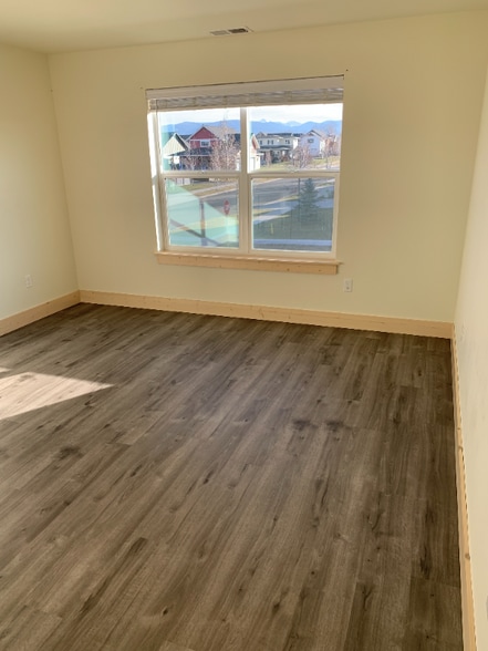 Building Photo - 995 Advance Dr