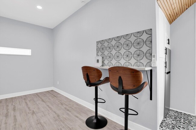 Building Photo - Modern, Stylish 1-Bed, 1-Bath Apartment - Electric, Water, Grounds Care, and Pest Control all Inc...