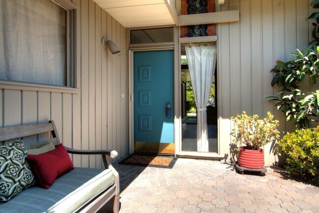 Building Photo - 727 De Soto Dr
