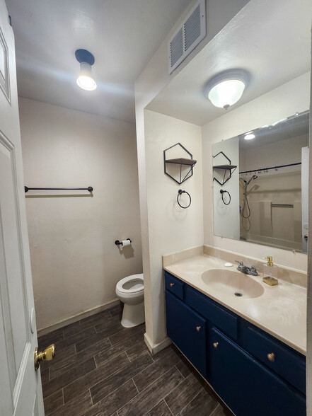 Building Photo - 1347 Genevieve St