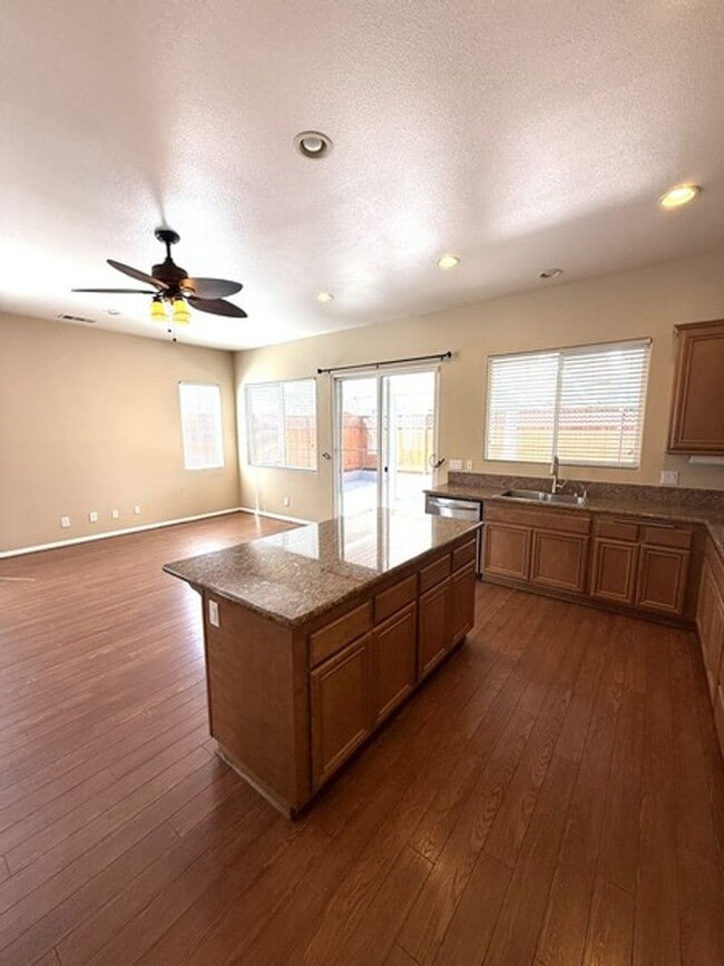 Building Photo - Gorgeous turn key 3 bedroom house