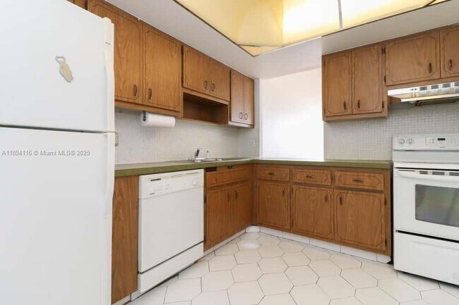 Building Photo - 1351 NE Miami Gardens Dr