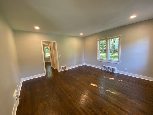 Building Photo - Fully Remodeled House!