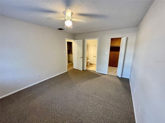 Building Photo - 4/2.5 Condo with beautifully updated kitchen, in Sarasota, location is Ideal!!