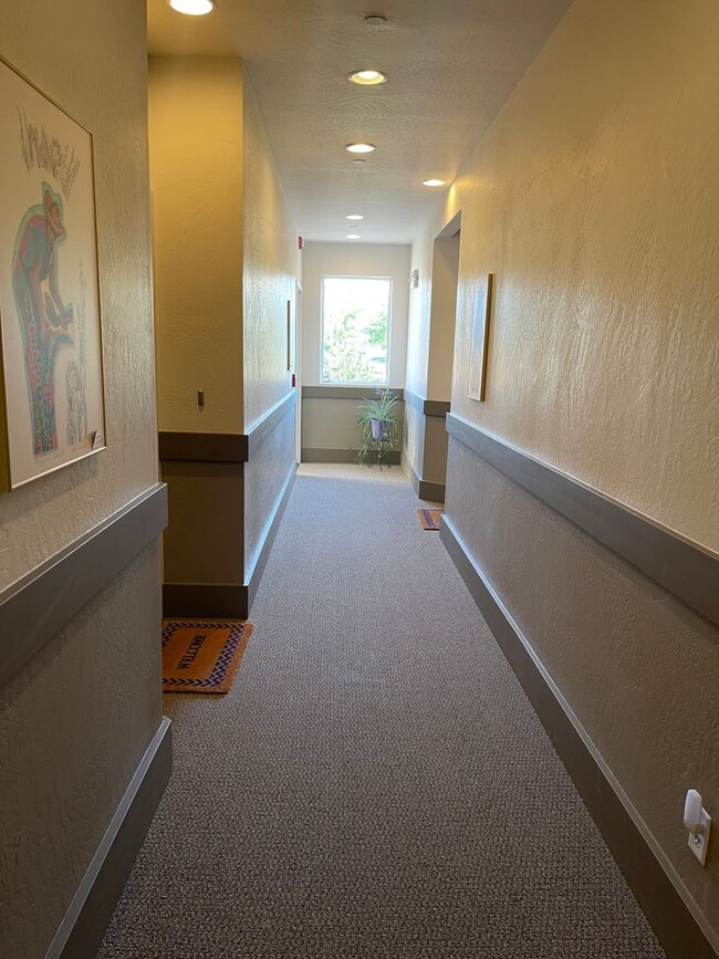 Building Photo - Newer & Beautiful 2bd/2bth condo in Ashland