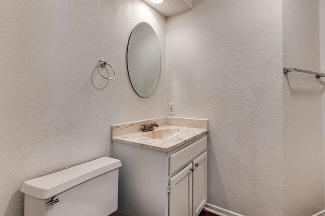 Building Photo - Stylish Half-Duplex in Arlington